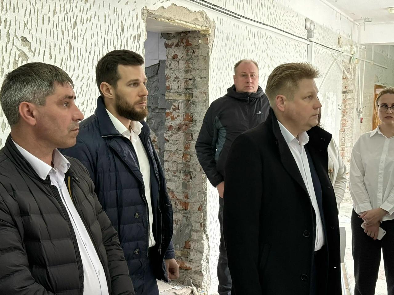 Фото В Искитиме «Партийный десант» проверил ход модернизации музыкальной школы 4