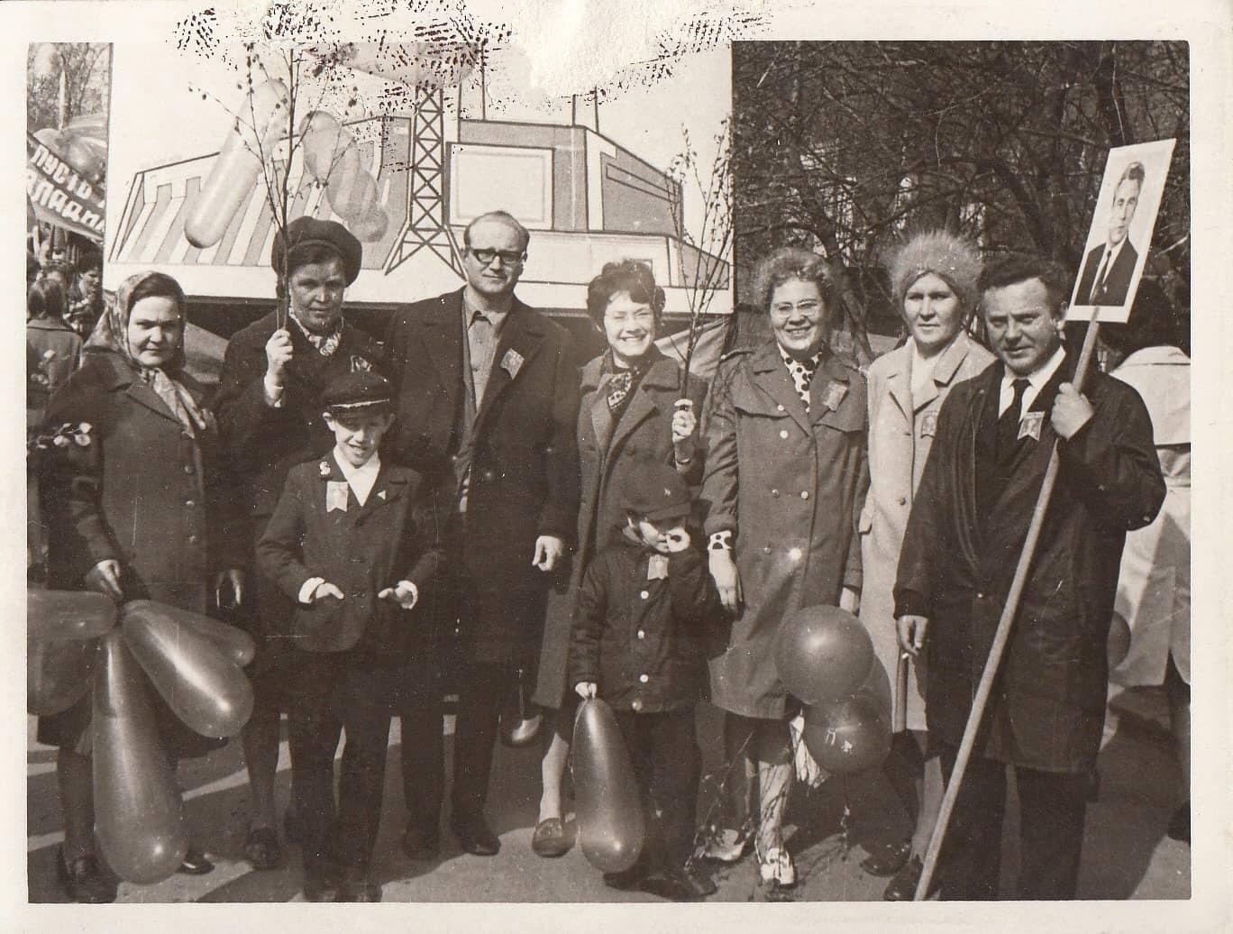 Фото Кричащие лозунги. Опубликованы кадры массовых митингов на 1 Мая в СССР 9