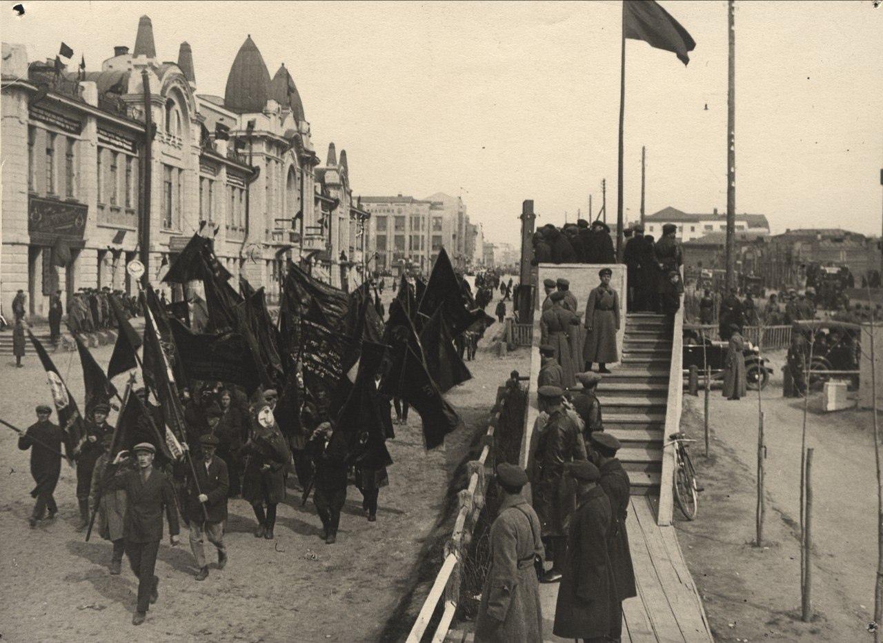 Фото Кричащие лозунги. Опубликованы кадры массовых митингов на 1 Мая в СССР 2