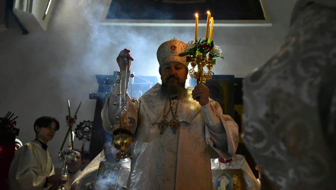 Фото Сотни прихожан пришли на ночную пасхальную службу в Вознесенский собор Новосибирска – 20 кадров 3