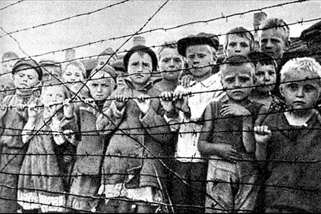 Фото В Новосибирске опубликовано 10 жутких кадров узников концлагерей 8 - Сиб.ФМ Фото В Новосибирске опубликовано 10 жутких кадров узников концлагерей 8