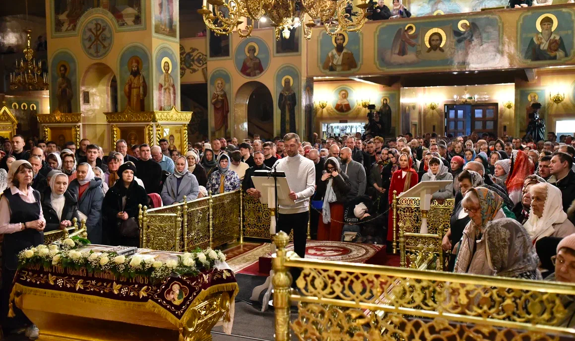 Фото Сотни прихожан пришли на ночную пасхальную службу в Вознесенский собор Новосибирска – 20 кадров 16 - Сиб.ФМ Фото Сотни прихожан пришли на ночную пасхальную службу в Вознесенский собор Новосибирска – 20 кадров 16