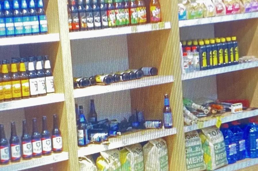 Фото В Новосибирске посетитель разбил витрину пивного бара и попытался напасть на продавца 6 - Сиб.ФМ Фото В Новосибирске посетитель разбил витрину пивного бара и попытался напасть на продавца 6