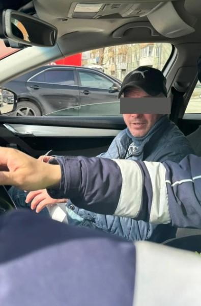 Фото В Новосибирске посетитель разбил витрину пивного бара и попытался напасть на продавца 2 - Сиб.ФМ Фото В Новосибирске посетитель разбил витрину пивного бара и попытался напасть на продавца 2