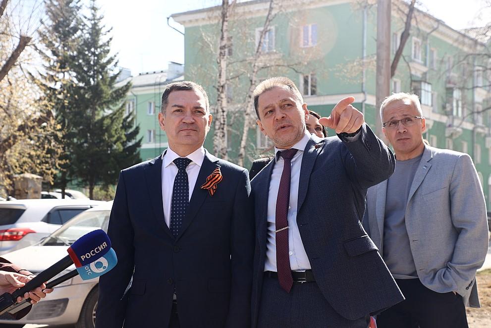 Фото Мэр Новосибирска проверил качество ремонта фасадов на улице Богдана Хмельницкого 2