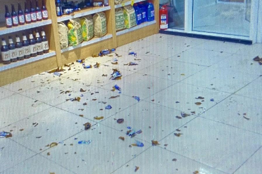 Фото В Новосибирске посетитель разбил витрину пивного бара и попытался напасть на продавца 4 - Сиб.ФМ Фото В Новосибирске посетитель разбил витрину пивного бара и попытался напасть на продавца 4