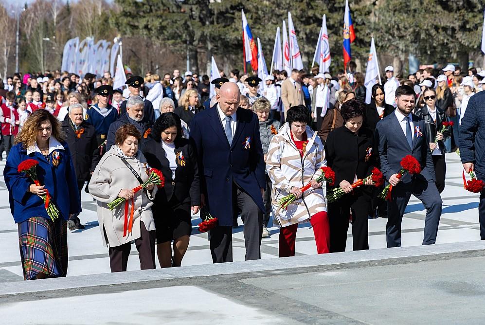 Фото «Эхо Победы» в Новосибирске: студенты и жители города развернули «Звезду памяти» на Монументе Славы 3