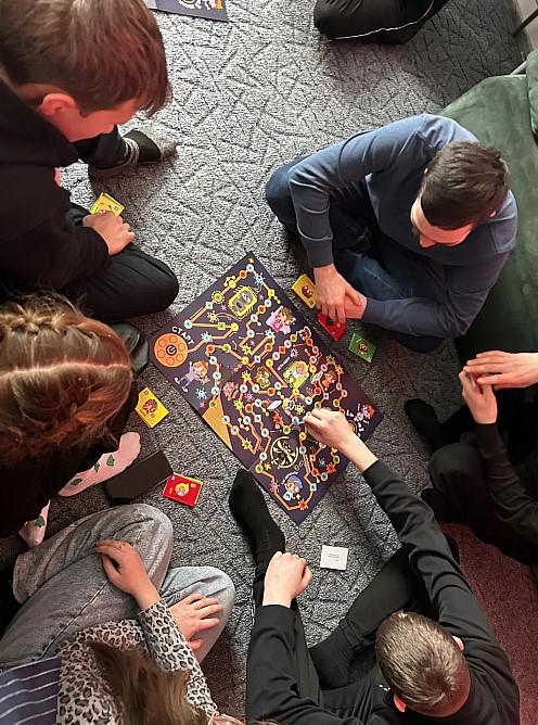 Фото Цифровая грамотность в игре: «Ростелеком» поддержал мероприятие для подростков в Венгерово 2