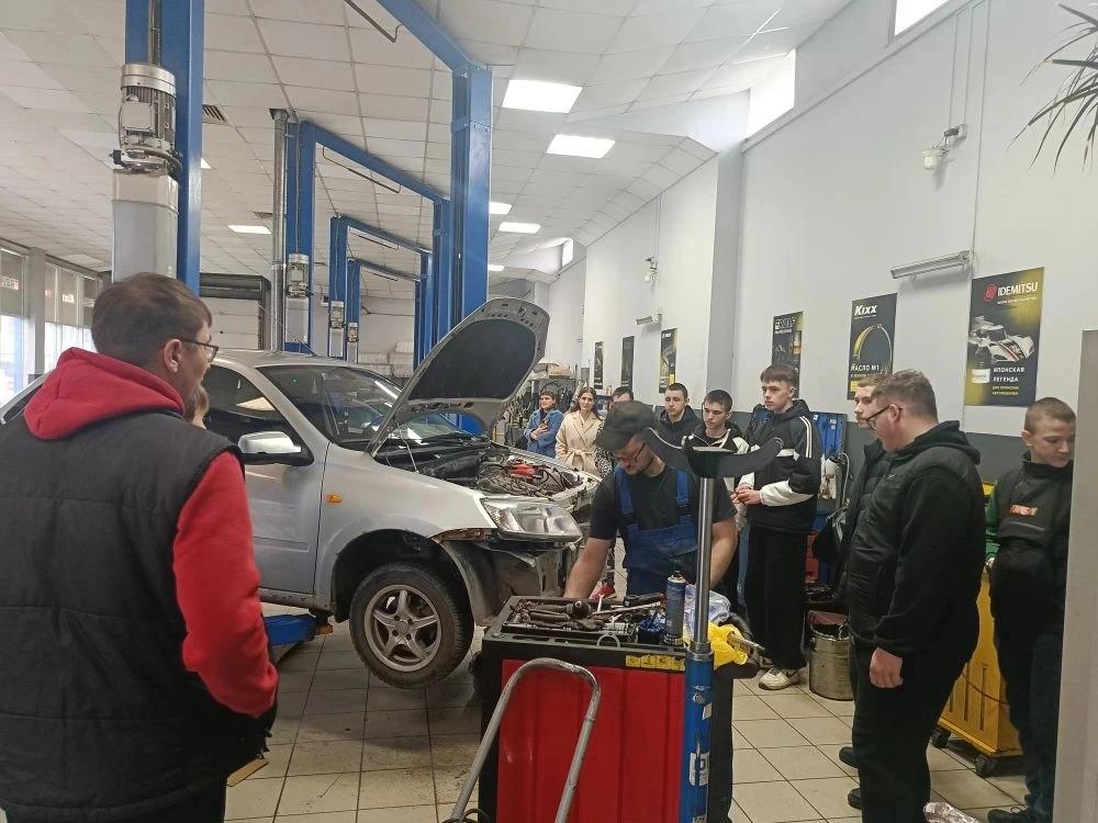 Фото Первый шаг к профессии: школьники Омска посетили предприятия 2