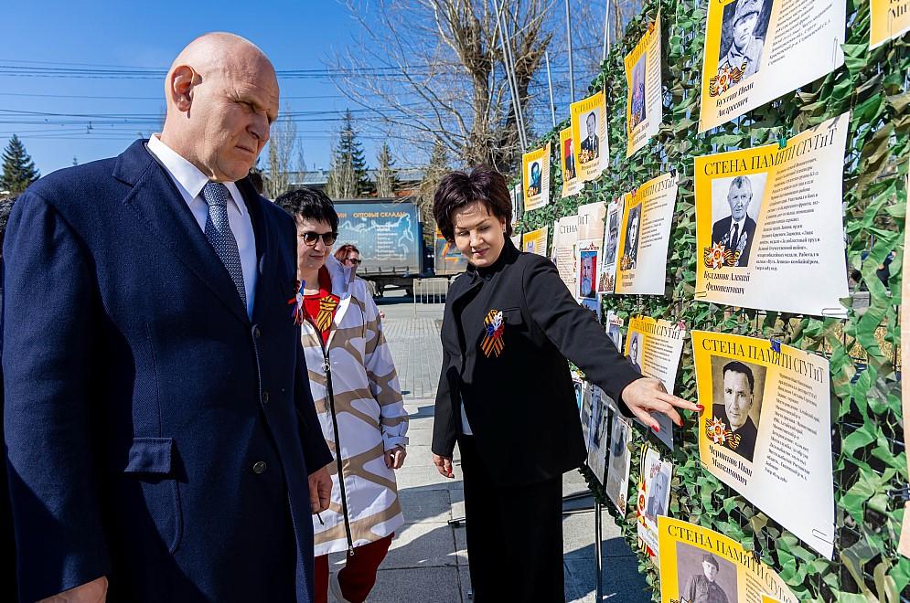 Фото «Эхо Победы» в Новосибирске: студенты и жители города развернули «Звезду памяти» на Монументе Славы 2