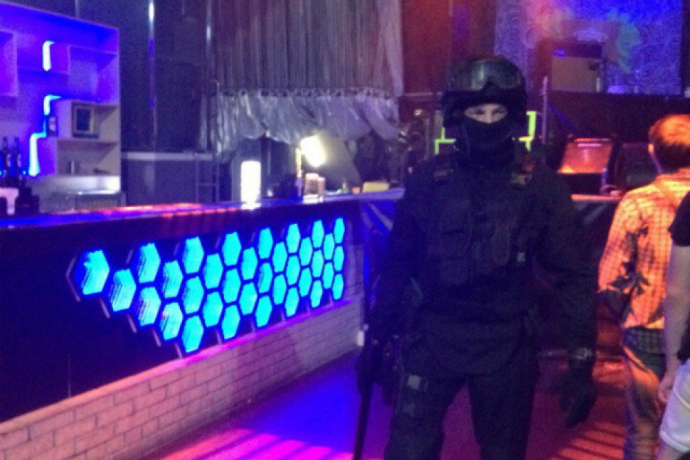 Клуб омон. ОМОН Новосибирск. Спецназ в ночном клубе. ОМОН ночью. ОМОН на дискотеке.