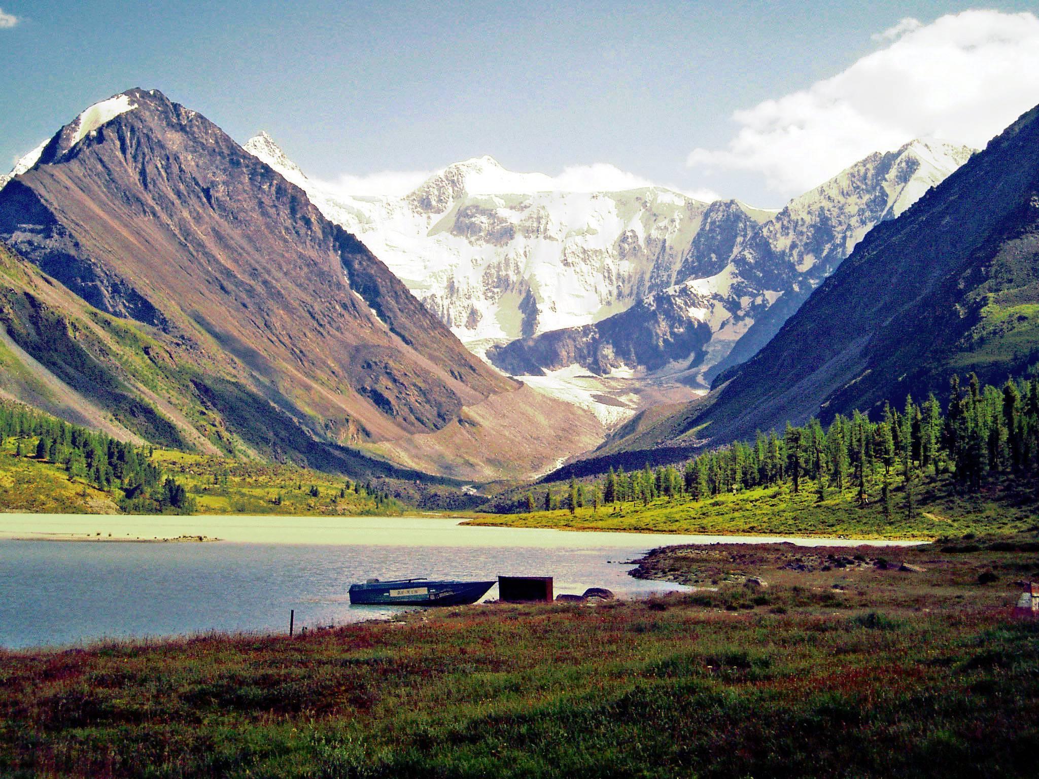 В какой части страны находится горы алтая. Белуха горный Алтай. Гора Белуха, горный Алтай. Золотые горы Алтая Белуха. Аккемское озеро Республика Алтай.