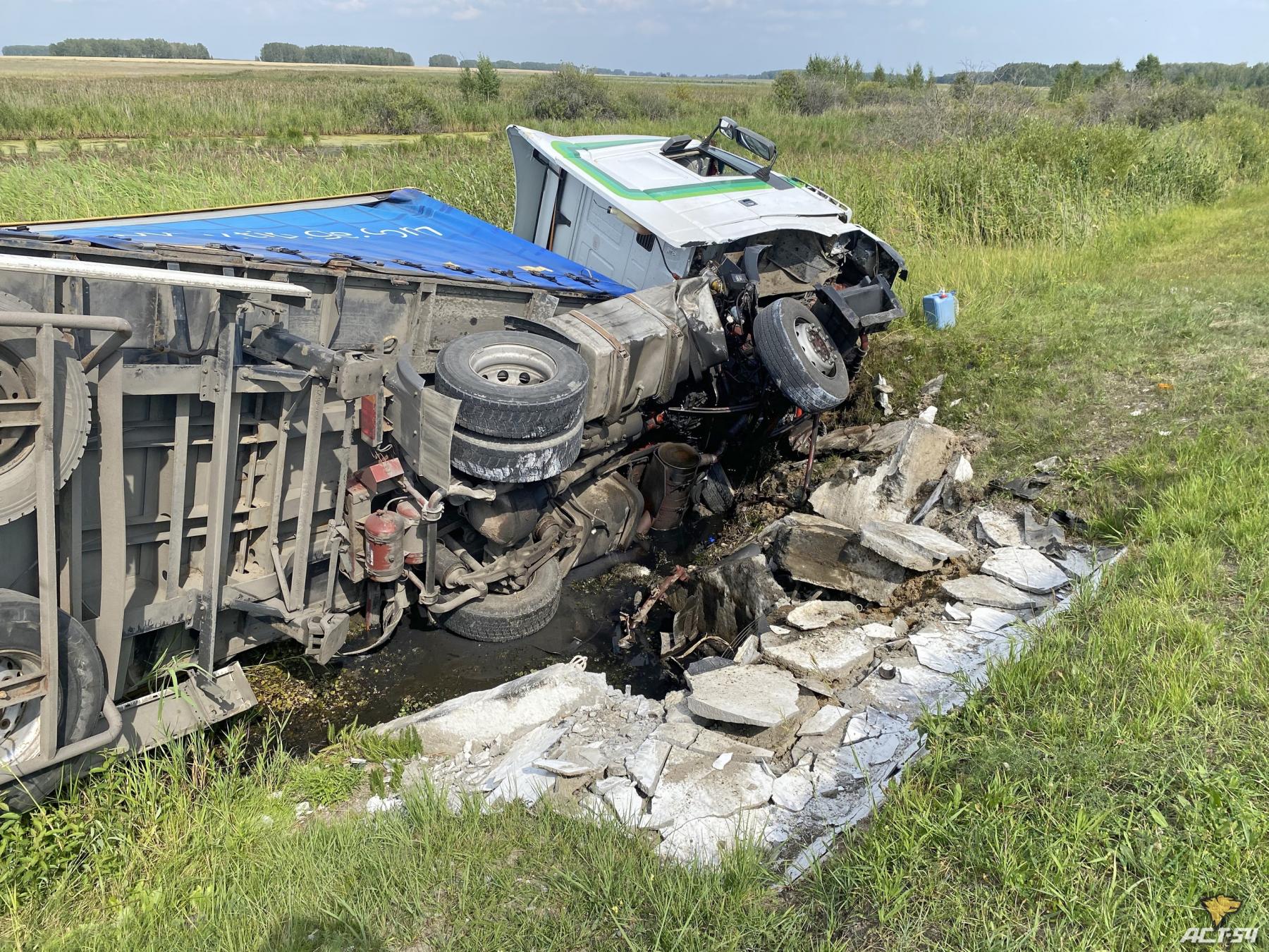 фура с мебелью перевернулась