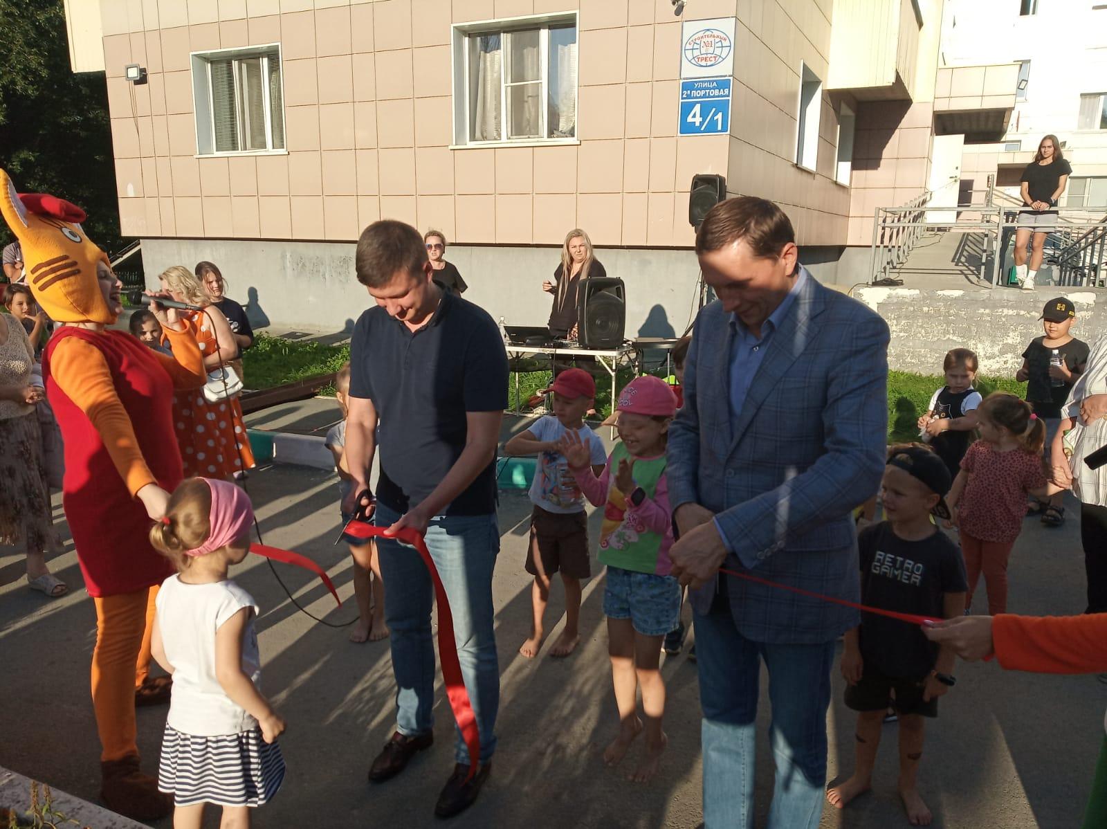 Фото Новую детскую площадку открыли в Затоне в Новосибирске 2