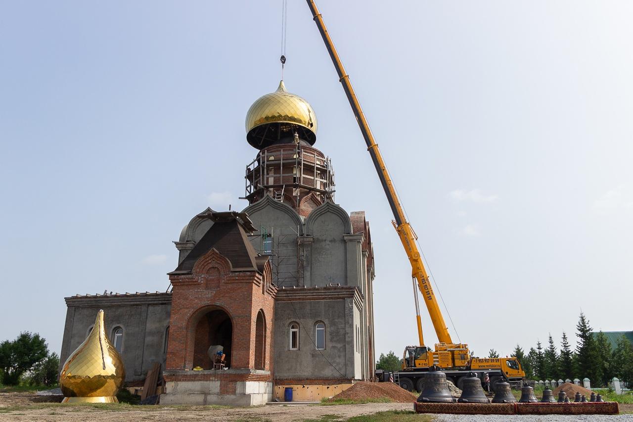 Фото Шеститонный купол подняли на новый храм в селе Козиха под Новосибирском 2