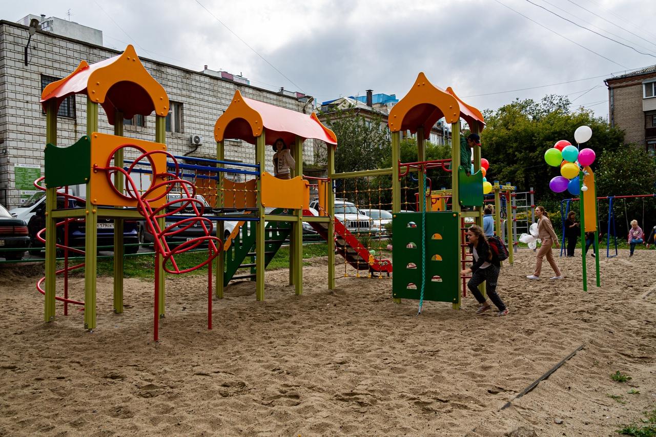 Фото Новую детскую площадку открыли в Ленинском районе Новосибирска 2