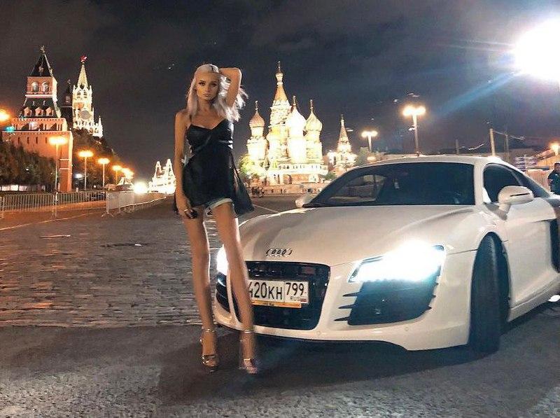 Фото Модель из Новосибирска устроила фотосессию на капоте Audi на фоне Кремля 2