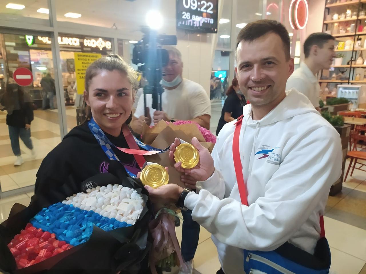 Фото Олимпийская чемпионка София Позднякова прилетела в Новосибирск 4