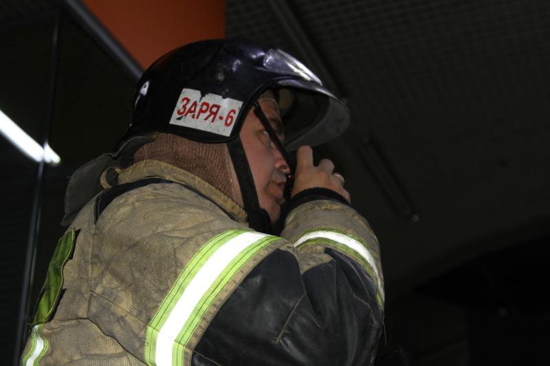 Фото Пожарные эвакуировали всех людей из торгового центра в Новосибирске 2