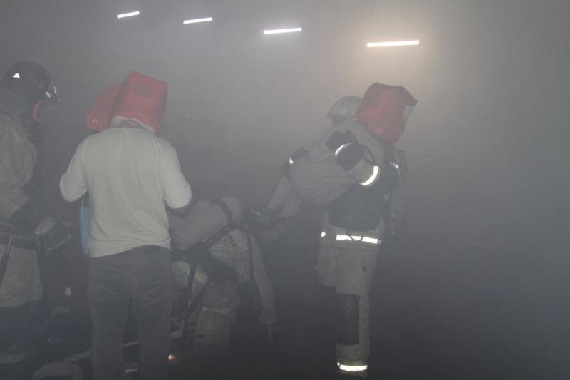 Фото Пожарные эвакуировали всех людей из торгового центра в Новосибирске 4