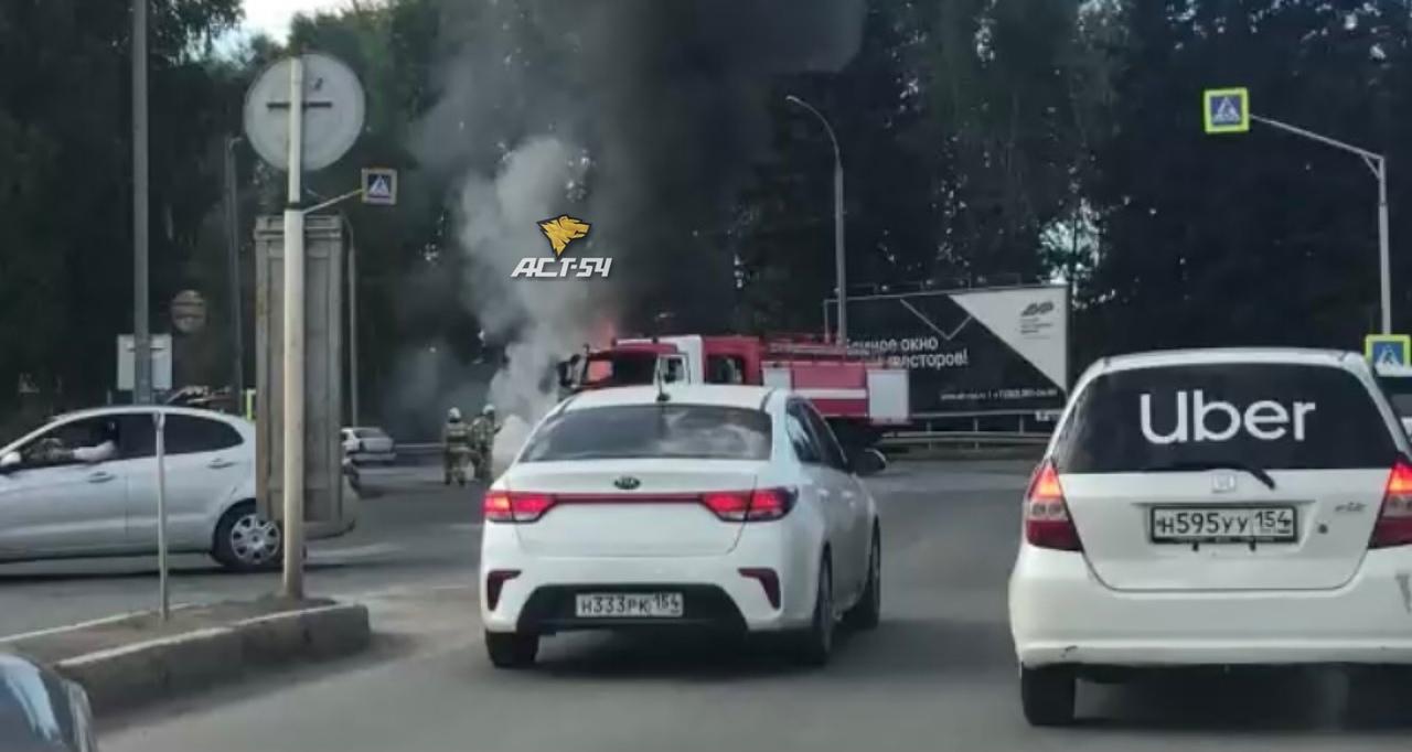 Фото Автомобиль Peugeot сгорел рядом с аэропортом Толмачёво в Новосибирске 2