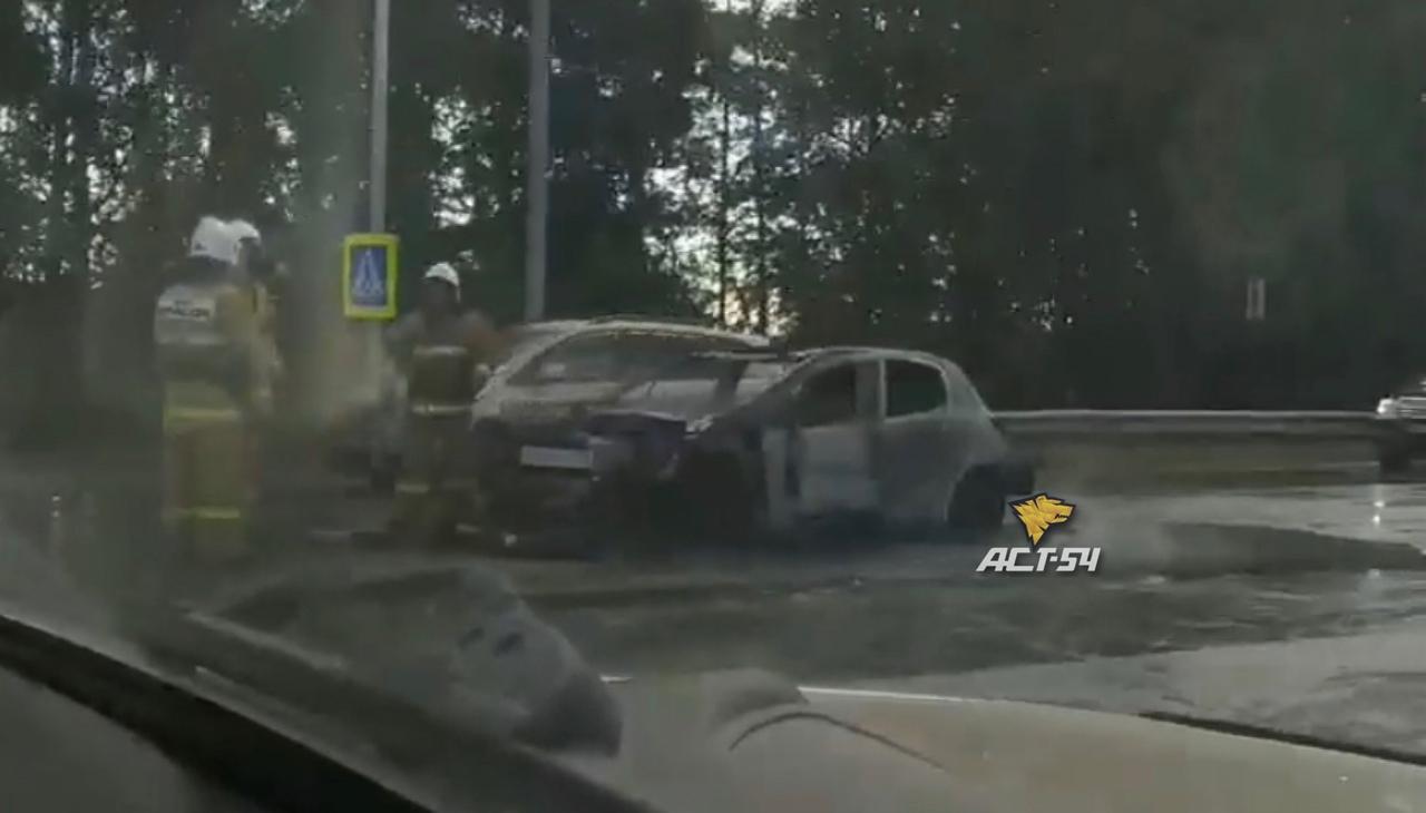 Фото Автомобиль Peugeot сгорел рядом с аэропортом Толмачёво в Новосибирске 3