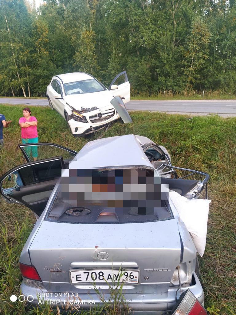 Фото Два человека погибли в ДТП с Mercedes Benz под Новосибирском 4