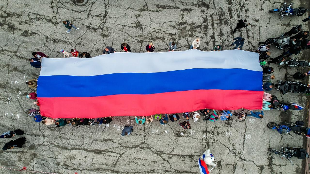 Фото «Ночные волки» развернули 9-метровый флаг России под Новосибирском 5