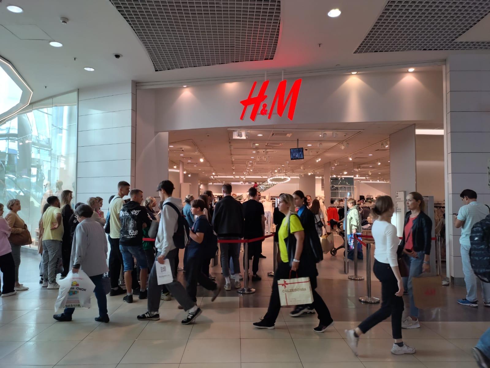 Фото Новосибирцы выстроились в огромную очередь на открытии H&M 2