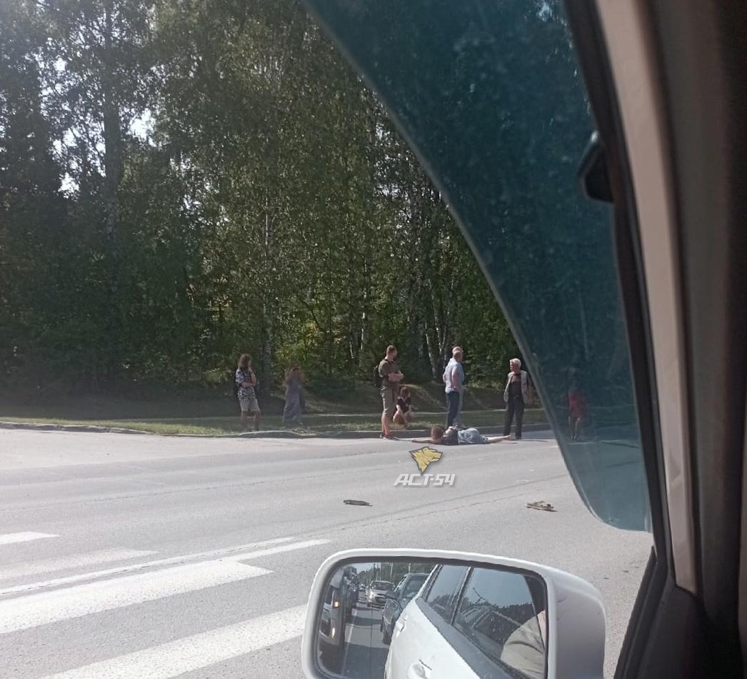 Фото 62-летний водитель LADA Granta сбил девушку на переходе в Новосибирске 2