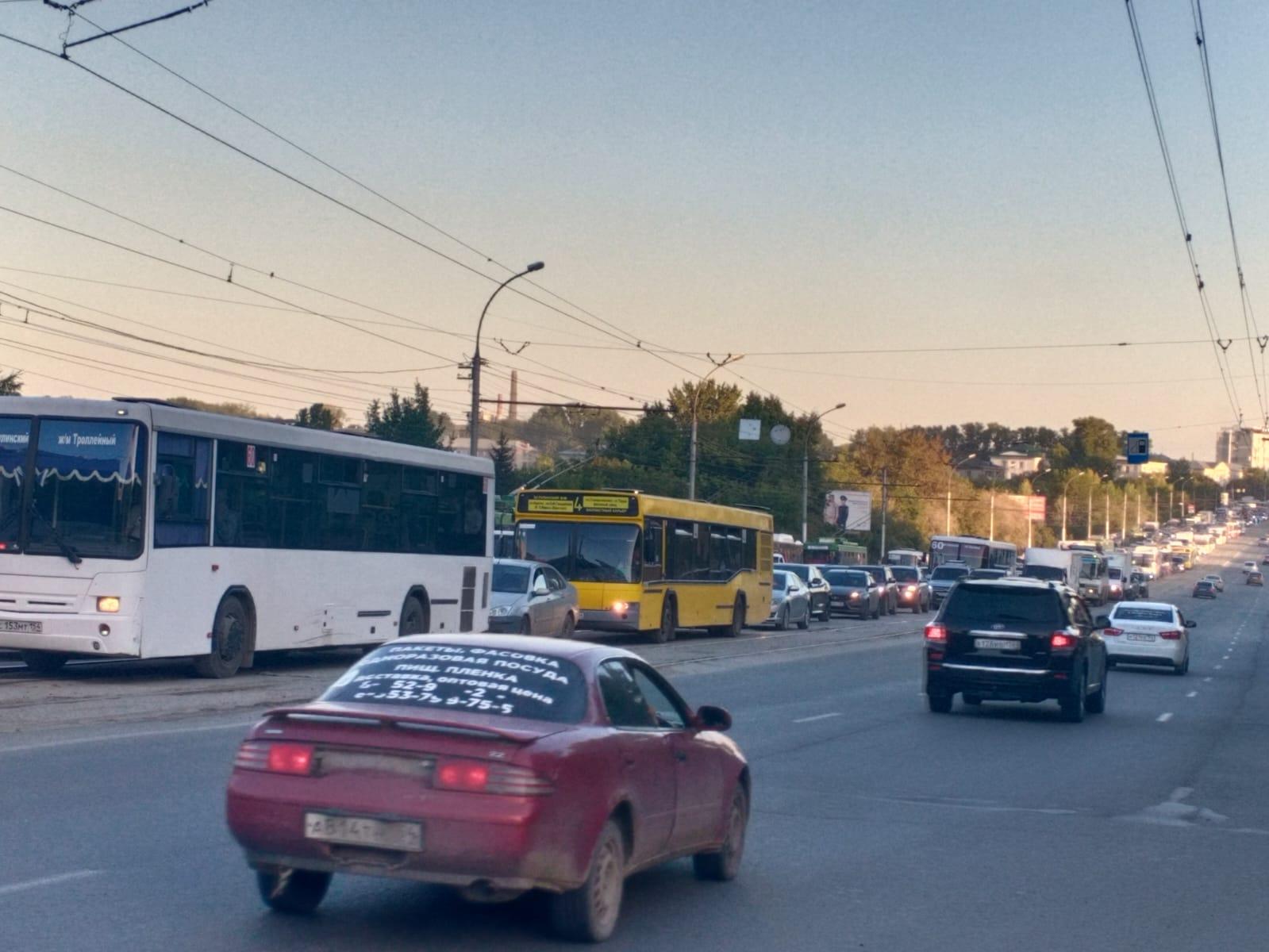 Фото На левом берегу Новосибирска собралась пробка из автобусов 2