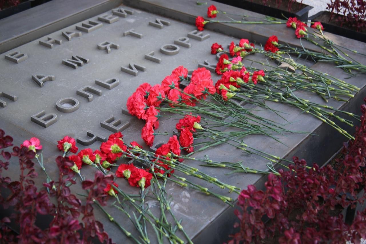 Фото В день ВДВ десантники Новосибирска возложили цветы на Монументе Славы 3