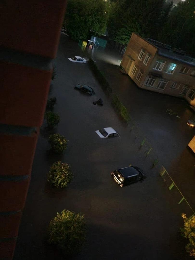 Фото В Академгородке улицы и машины затопило после шквального ливня вечером 7 августа 4