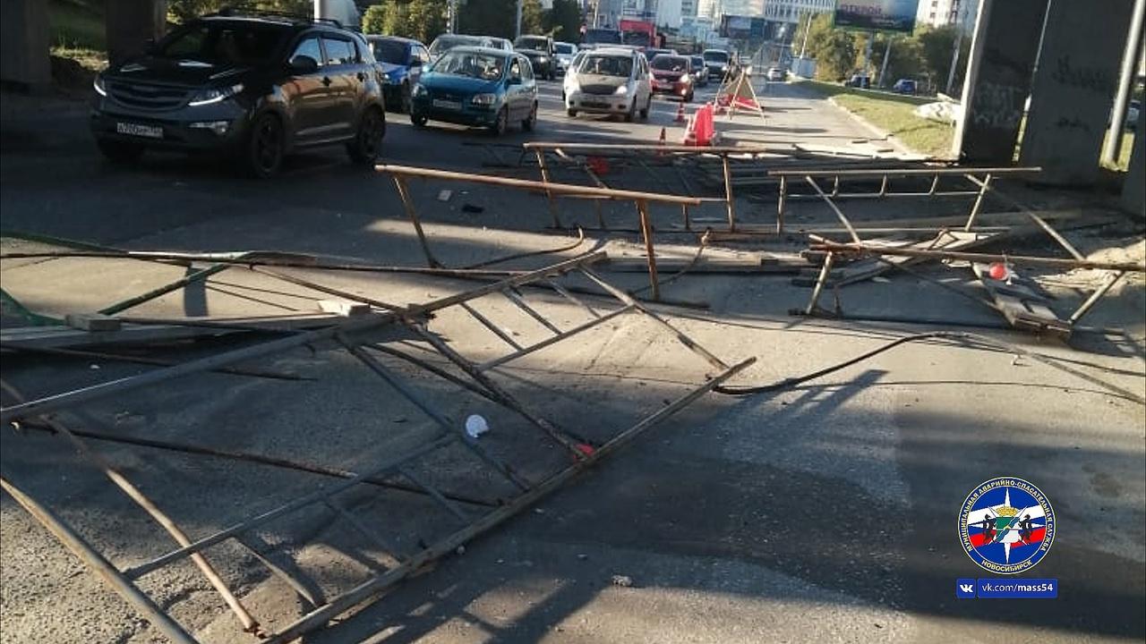 Фото Водитель BMW снёс ремонтные ограждения на дороге в Новосибирске 2