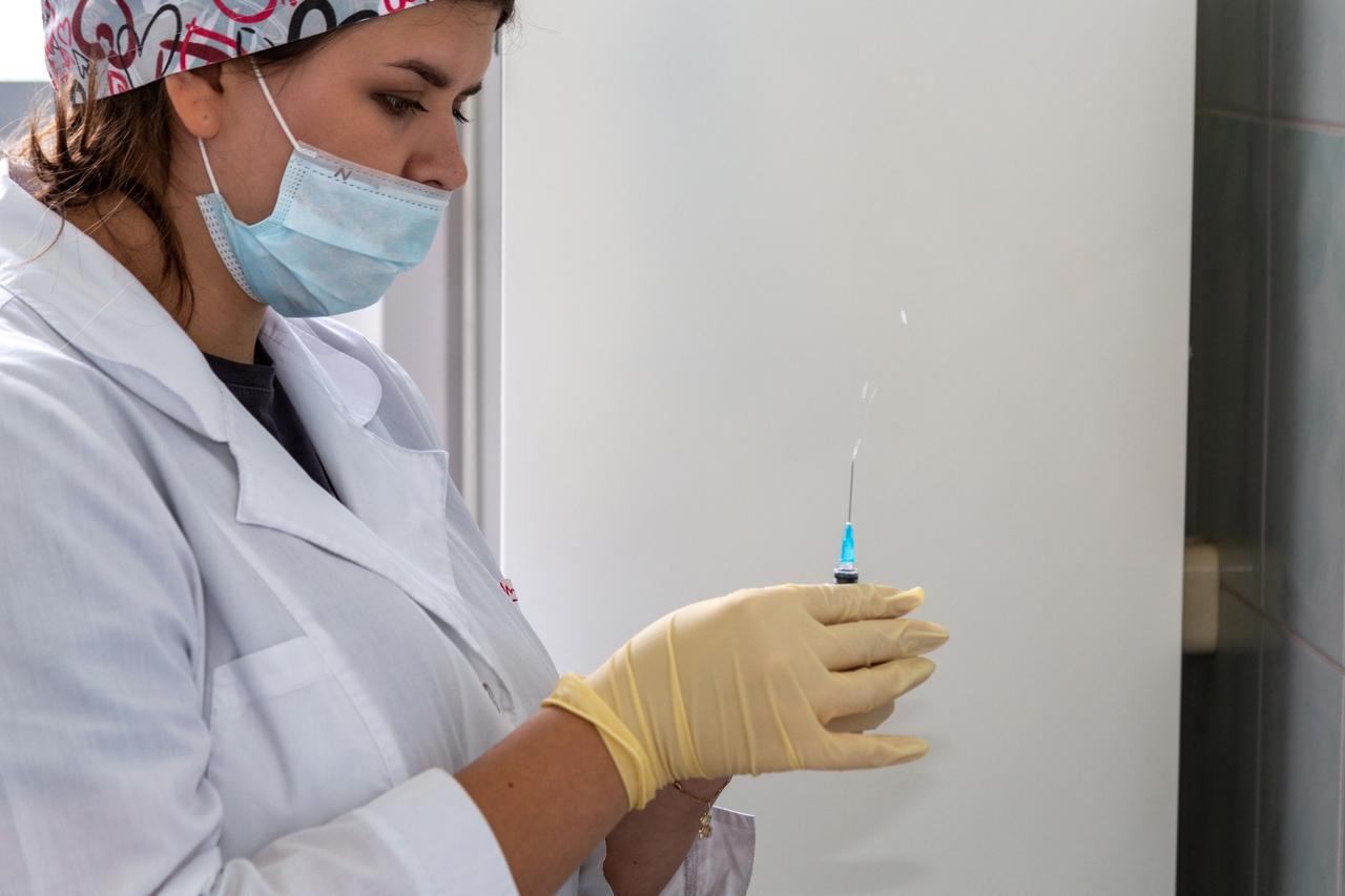 Фото Врачи Новосибирска рассказали о последствиях одновременной вакцинации от COVID-19 и гриппа 4