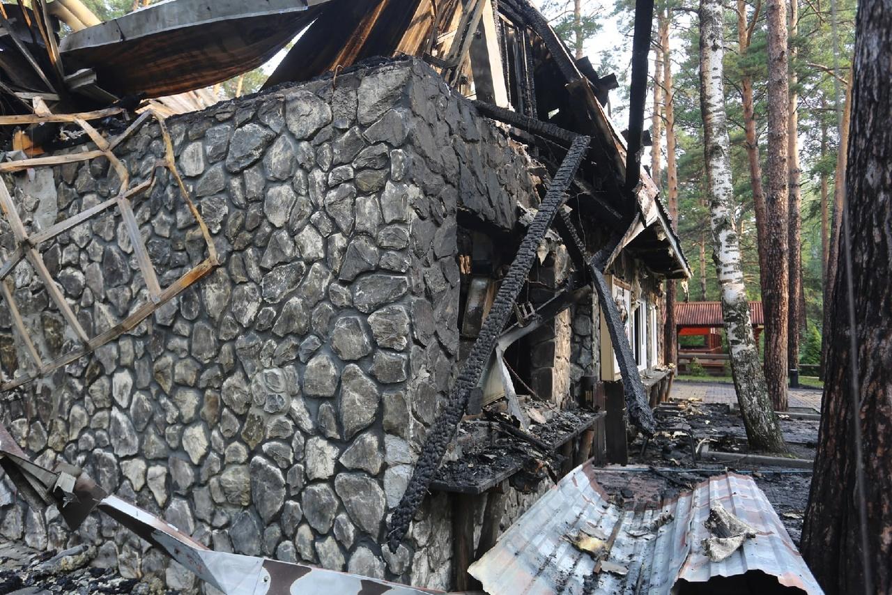 Фото Тушили до 4 утра: что осталось от сгоревшего в Заельцовском парке ресторана Shalet 6