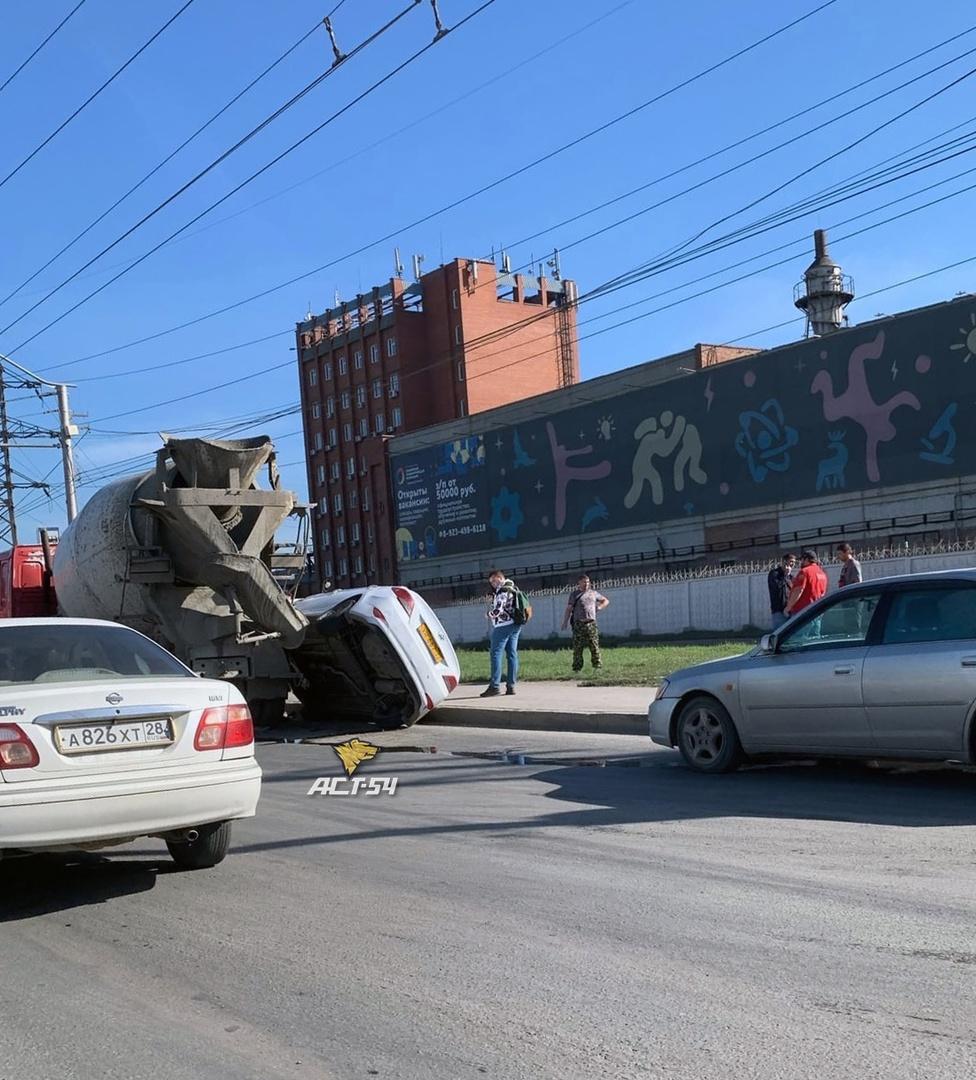 Фото Hyundai перевернулся на бок из-за бетономешалки в Новосибирске 2
