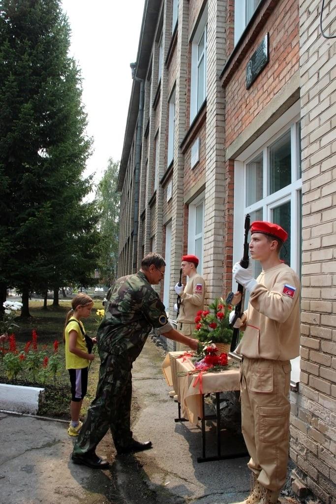 Фото Погибшему на Украине военному установили мемориальную доску под Новосибирском 2
