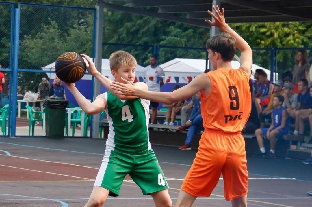 Р сиб. Баскетболисты России. Самый высокий баскетболист Новосибирска. Российские баскетболистки. Высокий человек в России баскетболист.