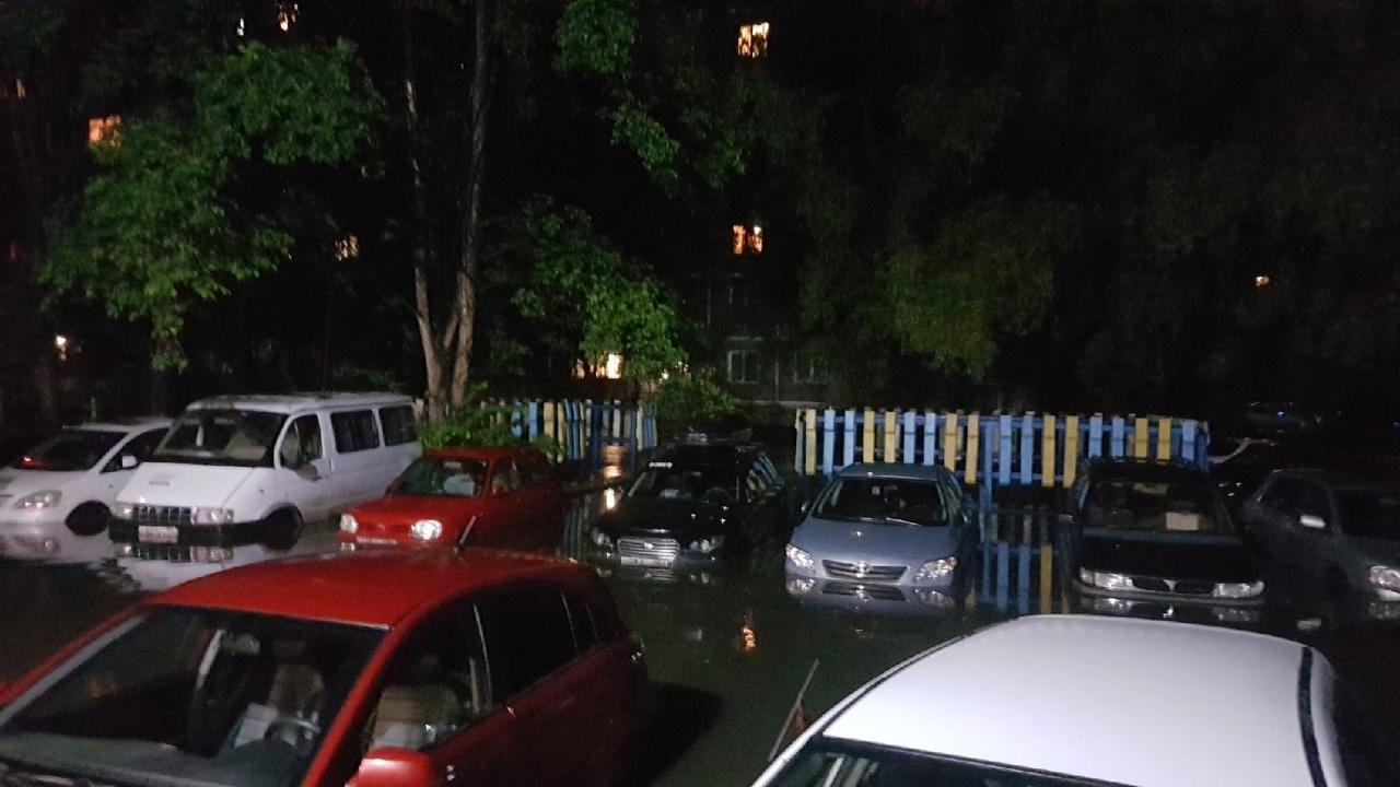 Фото В Академгородке улицы и машины затопило после шквального ливня вечером 7 августа 2