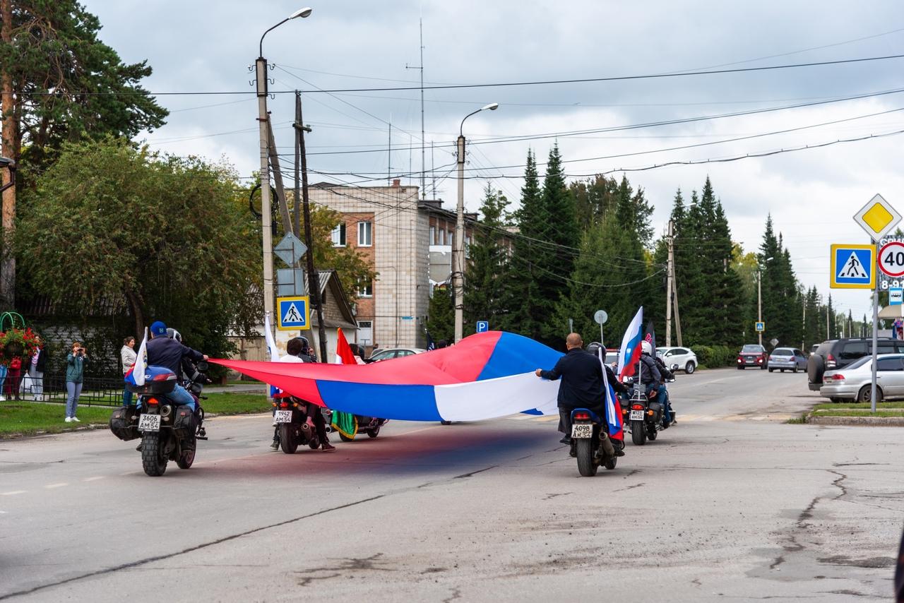Фото «Ночные волки» развернули 9-метровый флаг России под Новосибирском 6