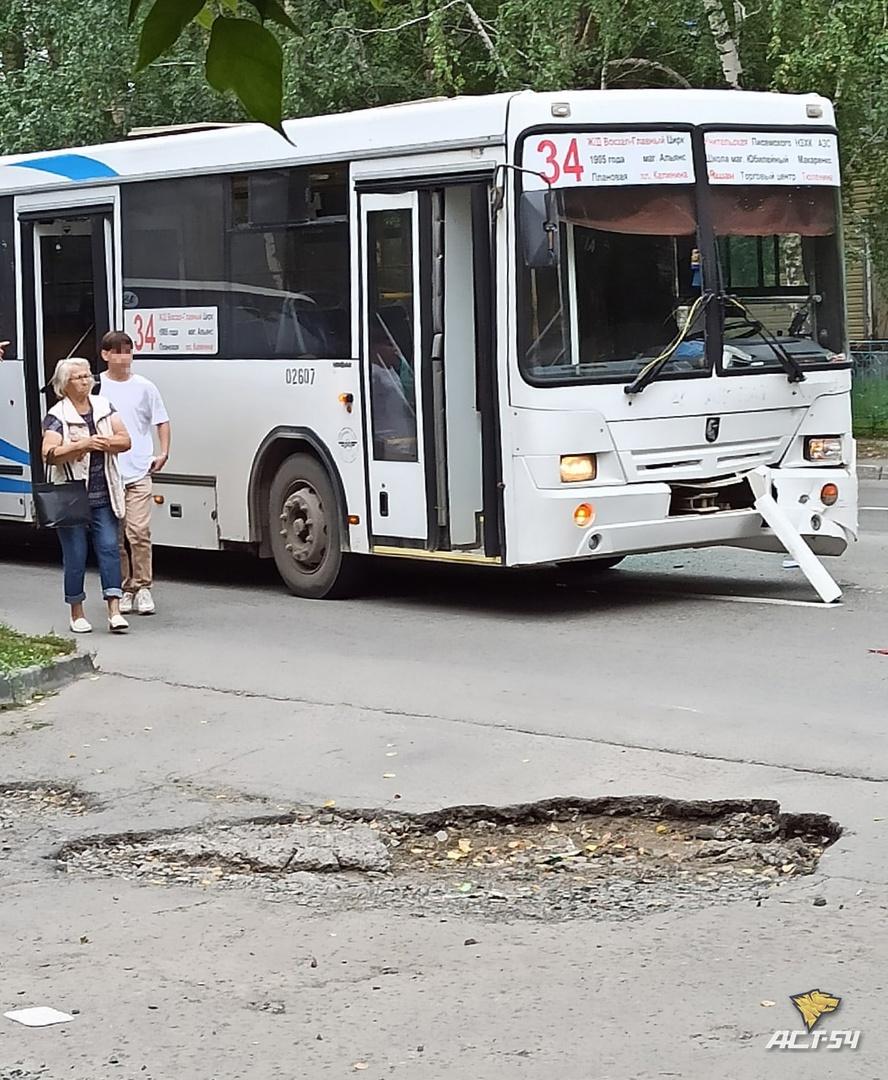 Фото Автобус №34 врезался в учебный автомобиль в Новосибирске 2