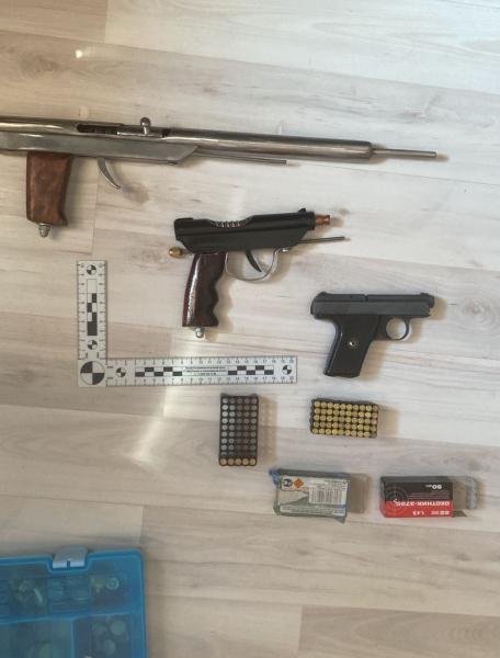 Фото Больше 50 патронов и три пистолета нашли при обыске у жителя Новосибирска 2