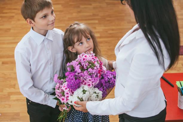 Фото Пытка гладиолусами: учителя назвали цветы, которые не хотят получать 1 сентября 2022 года 6