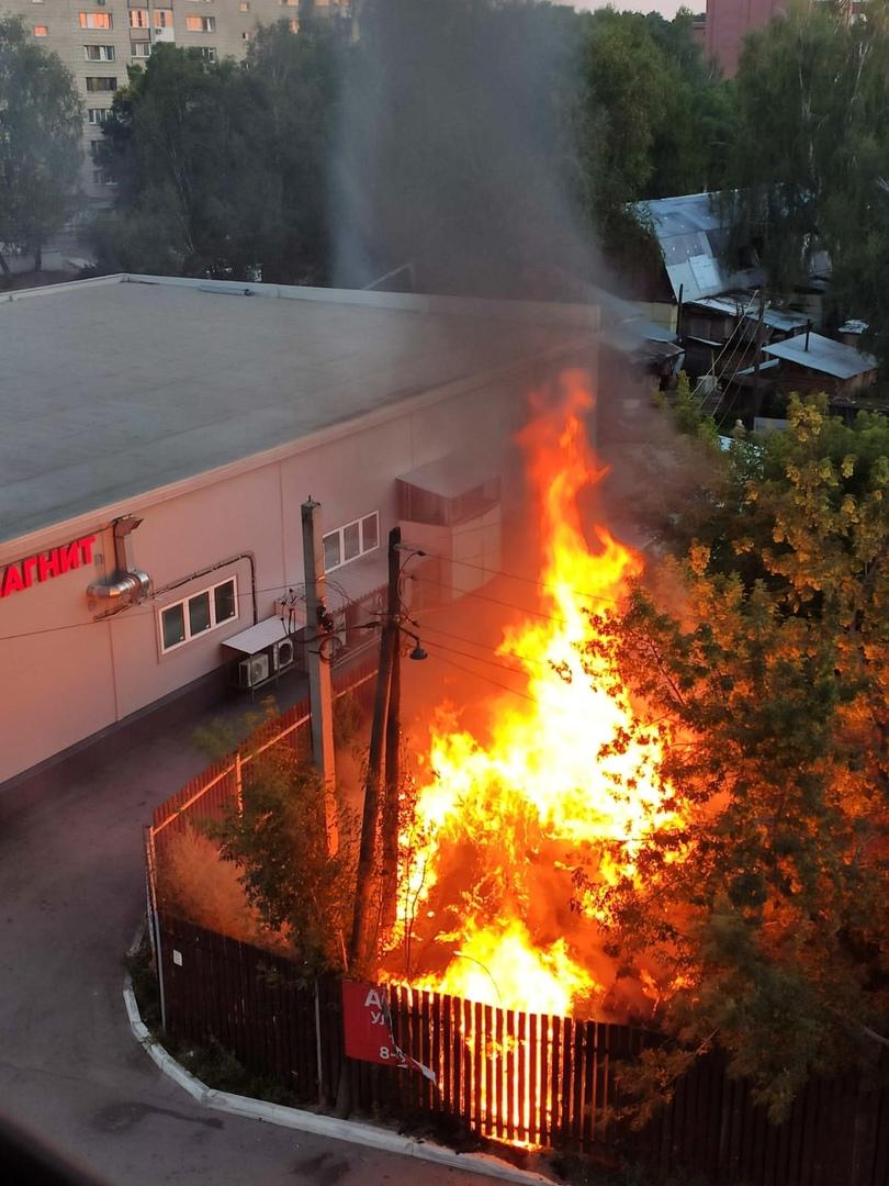 Фото Заброшенный дом из шлакоблока загорелся 4 августа в Новосибирске 2