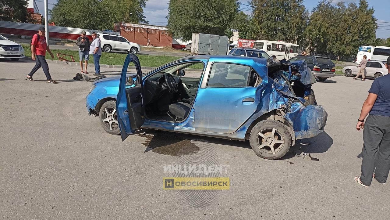 Фото В Новосибирске Toyota врезалась в грузовик и иномарку на Северном объезде 2
