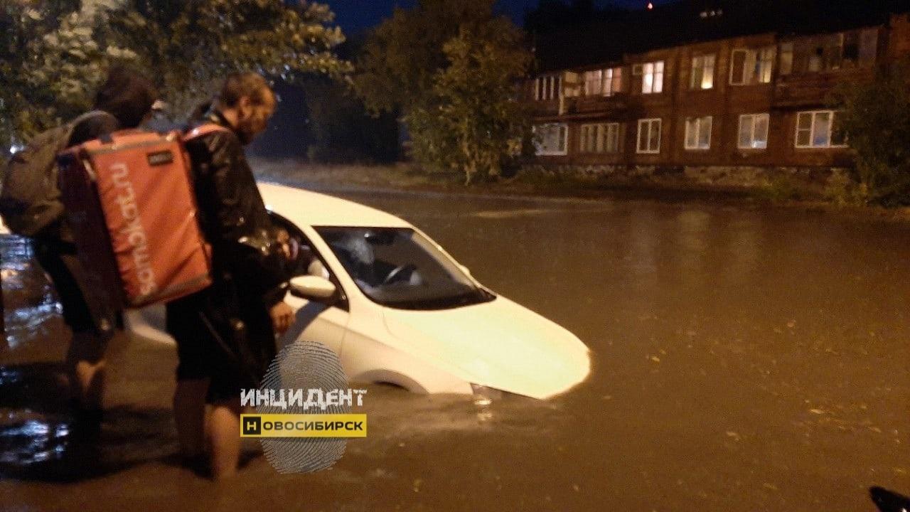 Фото В Академгородке улицы и машины затопило после шквального ливня вечером 7 августа 3