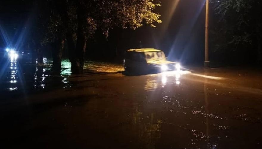 Фото В Академгородке улицы и машины затопило после шквального ливня вечером 7 августа 5