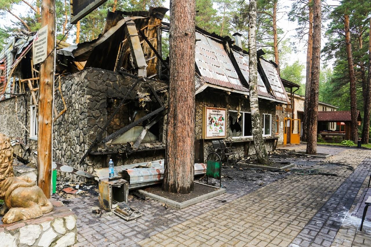 Фото Тушили до 4 утра: что осталось от сгоревшего в Заельцовском парке ресторана Shalet 2