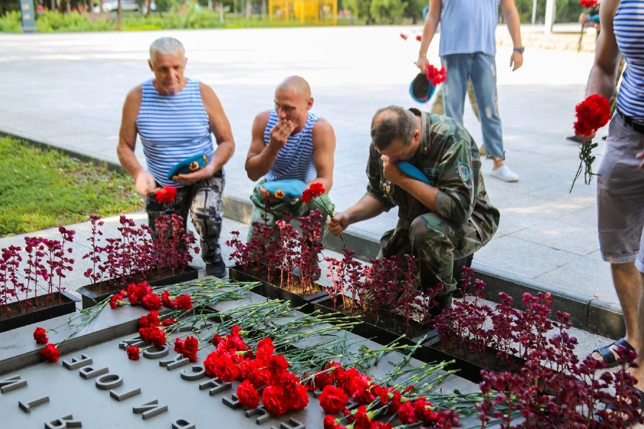 Фото В день ВДВ десантники Новосибирска возложили цветы на Монументе Славы 2